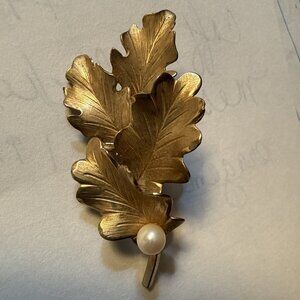 14K Gold Filled Signed Wells Leaf With Pearl Brooch Vintage  4.4 g
